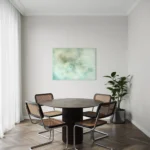 světle modrý abstraktní obraz pověšený za stolem na zdi