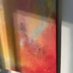 detail abstraktního žluto-červeno-modrého obrazu