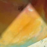 detail abstraktního žluto-červeno-modrého obrazu