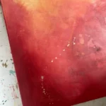 detail abstraktního červeného obrazu