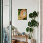 abstraktní zelený obraz na zdi v interiéru