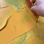 malování oranžové barvy na obraz