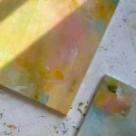 detail žluto-zeleného obrazu a roh modrého obrazu