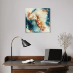 abstraktní hnědo-modrý obraz pověšený na zdi nad stolem s lampičkou a notebookem