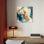 abstraktní hnědo-modrý obraz pověšený na zdi nad stolem s lampičkou