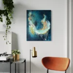 modrý abstraktní obraz na stěně nad židlí