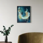 modrý abstraktní obraz na stěně nad křeslem