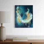 modrý abstraktní obraz na stěně nad komodou