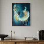 modrý abstraktní obraz na stěně nad komodou