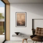 hnědý abstraktní plakát v rámu pověšený na stěně pod křeslem a poličkou