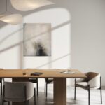 šedo-černý abstraktní obraz nad jídelním stolem