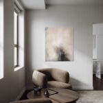 šedo-černý abstraktní obraz nad křeslem