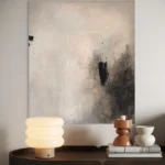 šedo-černý abstraktní obraz a vedle lampička