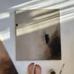 šedo-černý abstraktní obraz na zemi