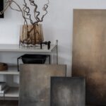 tři obrazy opřené o zeď