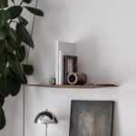 hnědý abstraktní obraz na poličce v interiéru