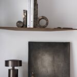 hnědý abstraktní obraz na poličce v interiéru