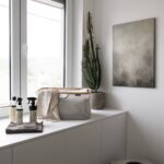 šedý abstraktní obraz na zdi v interiéru