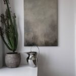 šedý abstraktní obraz na zdi