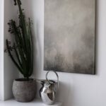 šedý abstraktní obraz na zdi