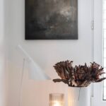 hnědý abstraktní obraz na zdi