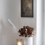 hnědý abstraktní obraz na zdi