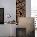 dva abstraktní obrazy v interiéru