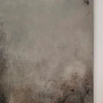 detail šedého abstraktního obrazu