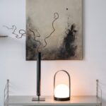 šedo-černý abstraktní obraz nad policí