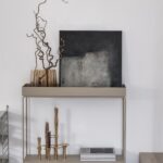 černo-bílý obraz položený na komodě