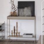 černo-bílý obraz položený na komodě