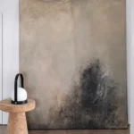 opřený šedo-černý abstraktní obraz