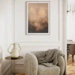 hnědý abstraktní plakát v rámu pověšený na stěně pod křeslem
